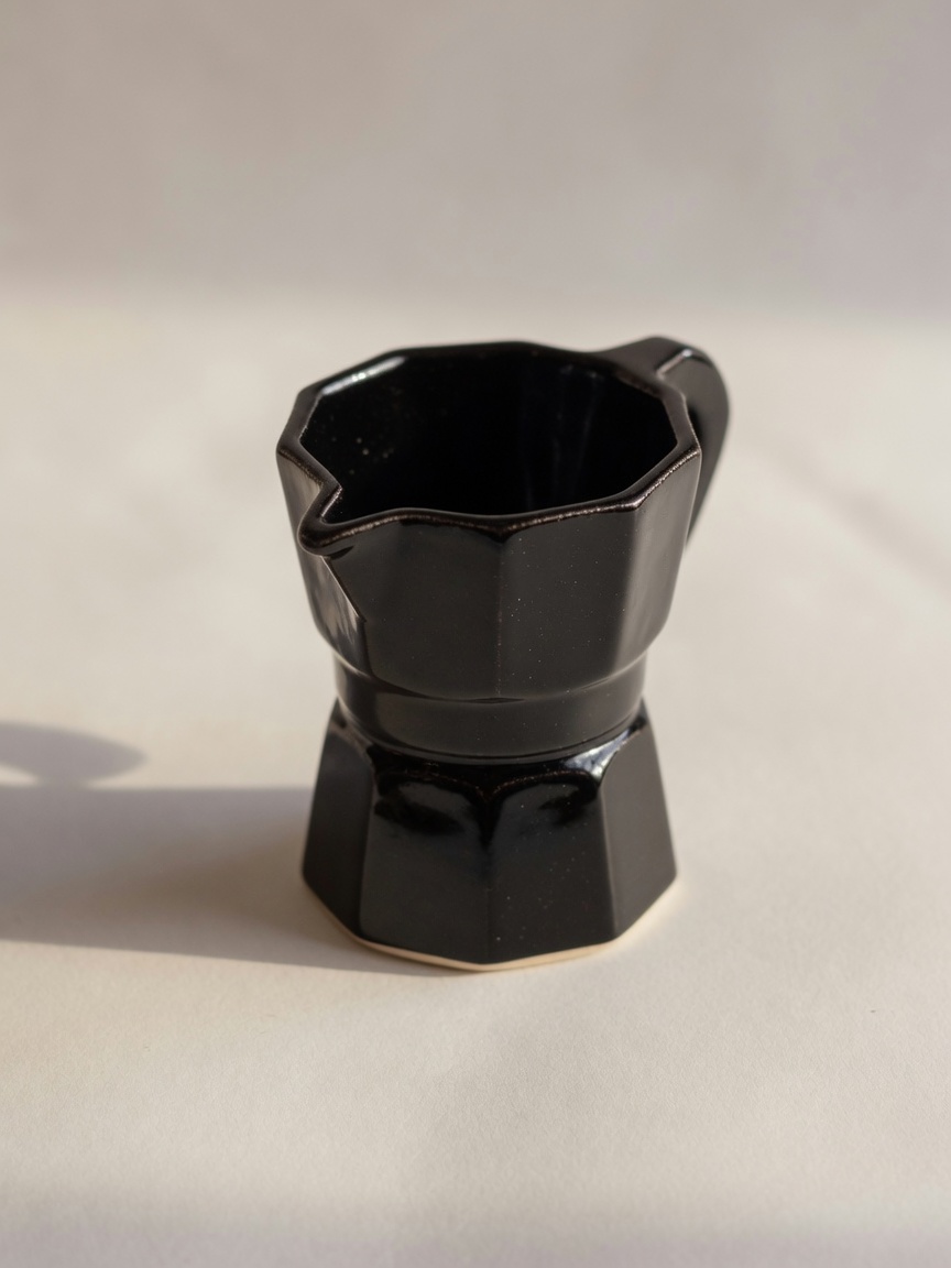 Handgegossene Moka-Tasse Nero in glänzendem Schwarz
